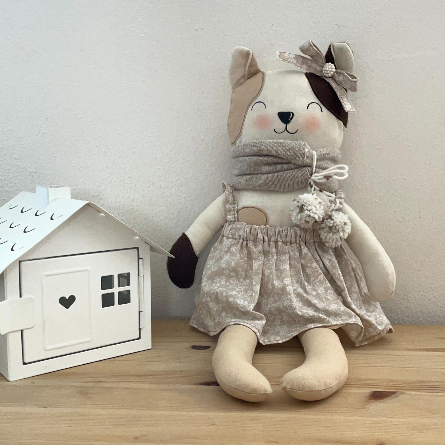 Bambola gattina con gonna beige