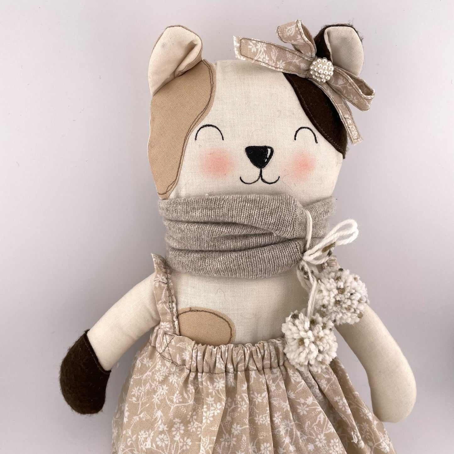 Bambola gattina con gonna beige