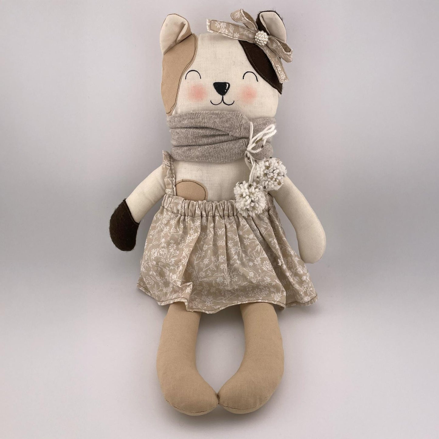 Bambola gattina con gonna beige