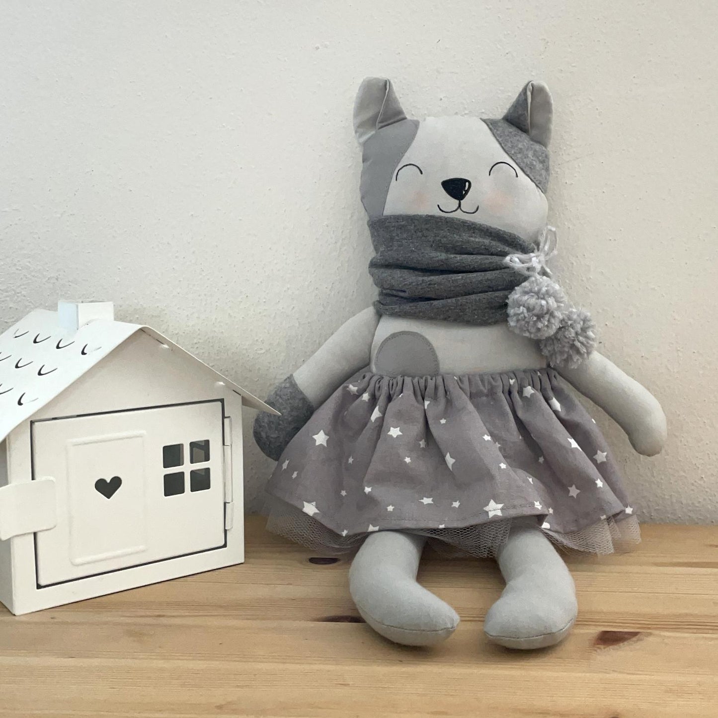 Bambola gattina con gonna a stelline