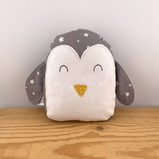 Pinguino grigio in pula di farro